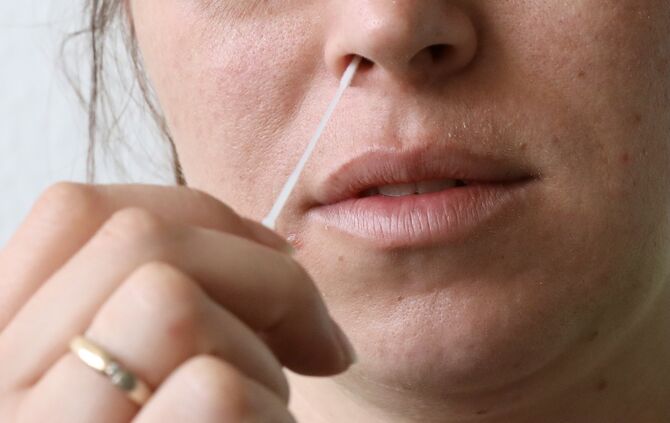 Schnelltest Sars-CoV-2 Rapid Antigen Test frau symbol symbolbild symbolfoto