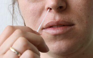 Schnelltest Sars-CoV-2 Rapid Antigen Test frau symbol symbolbild symbolfoto