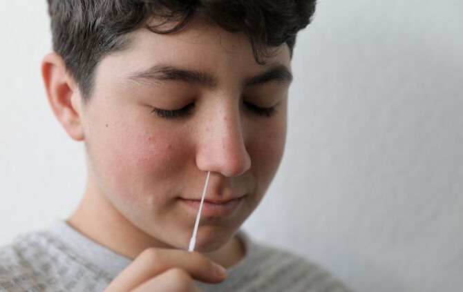 Schnelltest Sars-CoV-2 Rapid Antigen Test junge Schüler jugendlicher symbol symbolbild symbolfoto