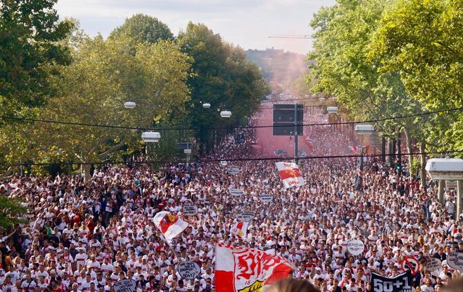 13. Karawane Cannstatt vor dem Heimspiel des VfB Stuttgart gegen den FC Bayern München_7