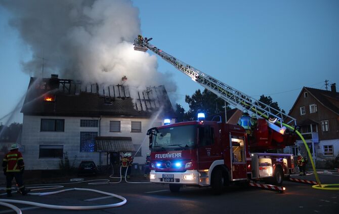 Dachstuhlbrand am Dorfplatz - Mehrere Feuerwehren im Einsatz