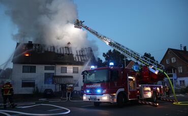 Dachstuhlbrand am Dorfplatz - Mehrere Feuerwehren im Einsatz