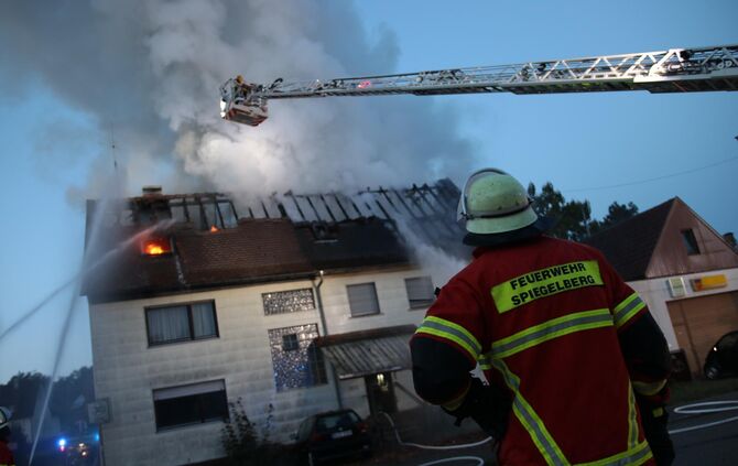 Dachstuhlbrand am Dorfplatz - Mehrere Feuerwehren im Einsatz