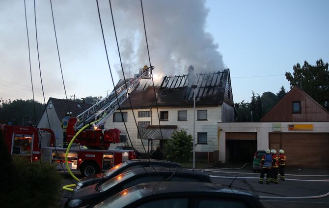 Dachstuhlbrand am Dorfplatz - Mehrere Feuerwehren im Einsatz