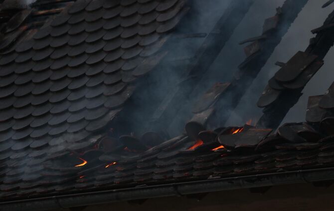 Dachstuhlbrand am Dorfplatz - Mehrere Feuerwehren im Einsatz