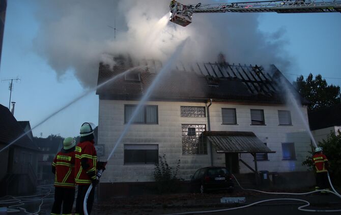 Dachstuhlbrand am Dorfplatz - Mehrere Feuerwehren im Einsatz