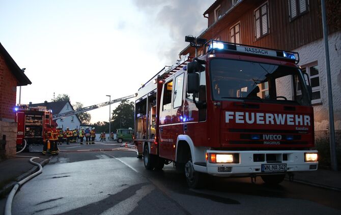 Dachstuhlbrand am Dorfplatz - Mehrere Feuerwehren im Einsatz