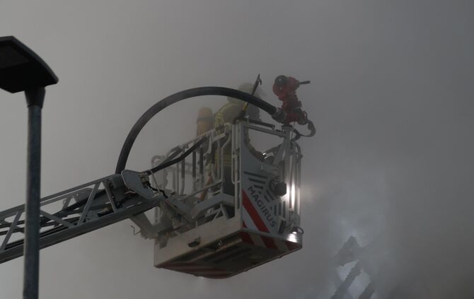 Dachstuhlbrand am Dorfplatz - Mehrere Feuerwehren im Einsatz
