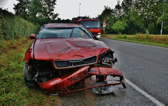 Audi überschlägt sich auf der Landstraße - Feuerwehr im Einsatz
