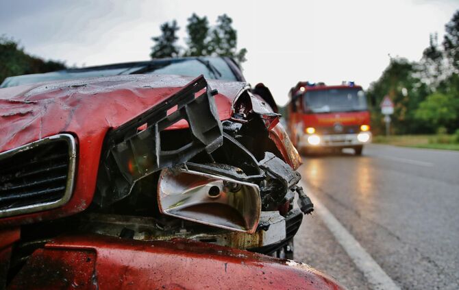 Audi überschlägt sich auf der Landstraße - Feuerwehr im Einsatz