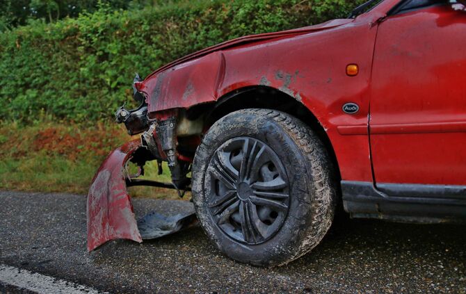 Audi überschlägt sich auf der Landstraße - Feuerwehr im Einsatz