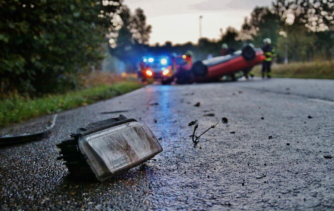 Audi überschlägt sich auf der Landstraße - Feuerwehr im Einsatz