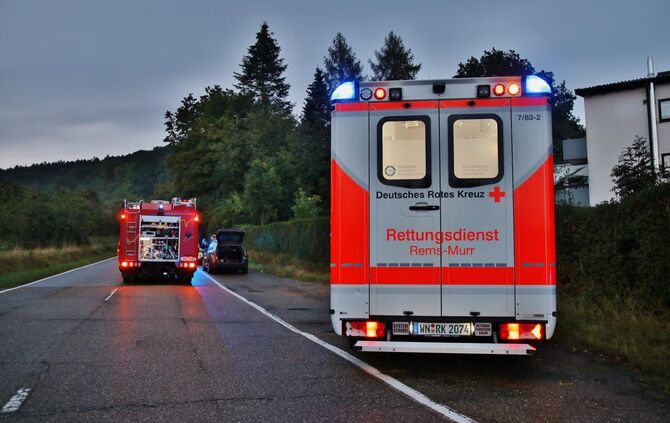 Audi überschlägt sich auf der Landstraße - Feuerwehr im Einsatz