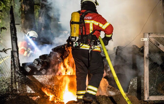 Wieder brennt ein Holstabel im Rems-Murr-Kreis, diesmal in Schwaikheim, 11.12.2018.