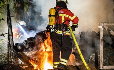 Wieder brennt ein Holstabel im Rems-Murr-Kreis, diesmal in Schwaikheim, 11.12.2018.