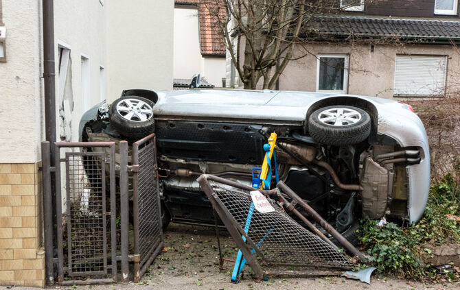Mit Pkw gegen Hauswand gekracht - Bild 15_0
