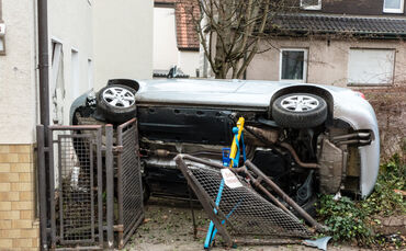 Mit Pkw gegen Hauswand gekracht - Bild 15_0