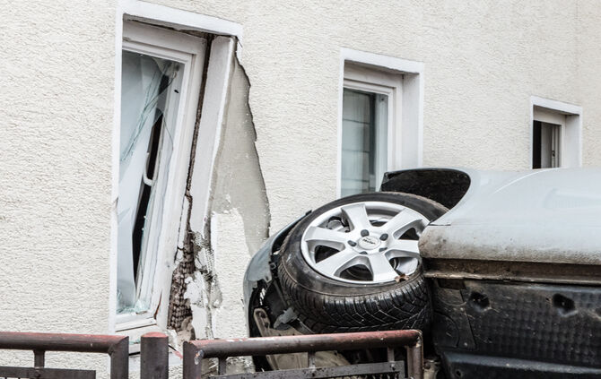 Mit Pkw gegen Hauswand gekracht - Bild 20_1