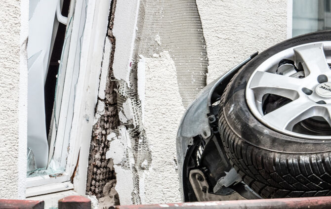 Mit Pkw gegen Hauswand gekracht - Bild 19_2