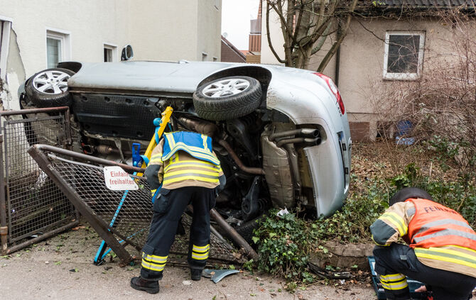 Mit Pkw gegen Hauswand gekracht - Bild 18_3