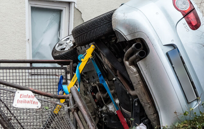 Mit Pkw gegen Hauswand gekracht - Bild 14_4