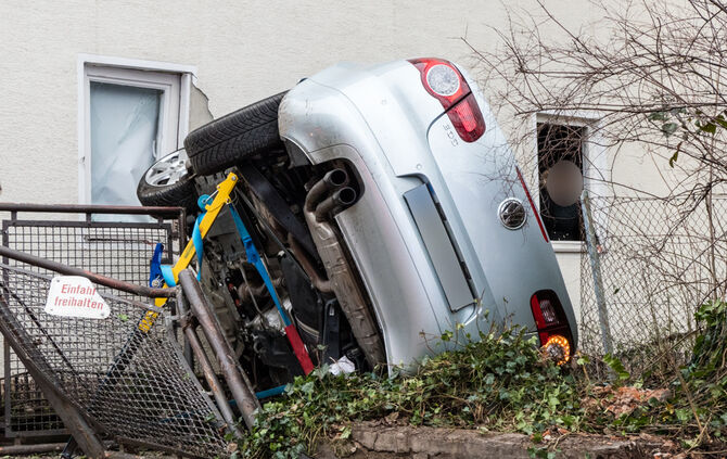Mit Pkw gegen Hauswand gekracht - Bild 13_5