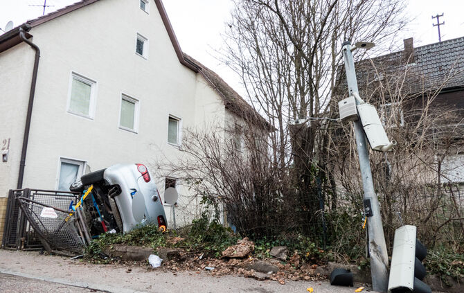 Mit Pkw gegen Hauswand gekracht - Bild 12_6
