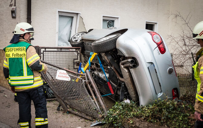 Mit Pkw gegen Hauswand gekracht - Bild 11_7
