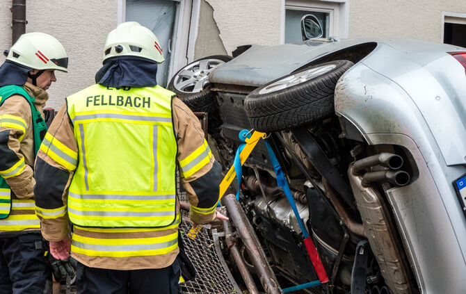 Mit Pkw gegen Hauswand gekracht - Bild 10_8