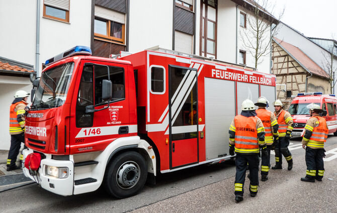 Mit Pkw gegen Hauswand gekracht - Bild 16_9