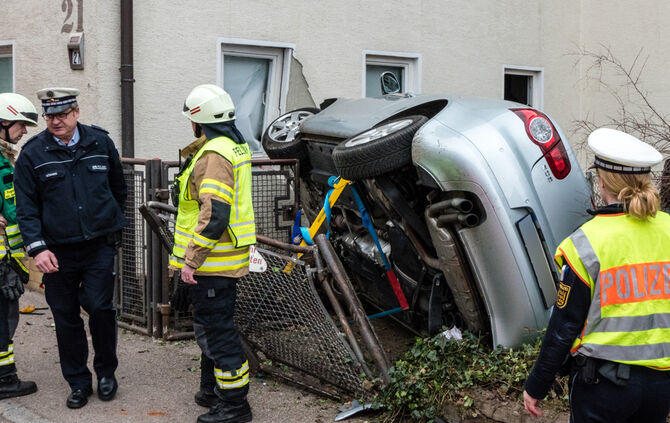 Mit Pkw gegen Hauswand gekracht - Bild 09_11
