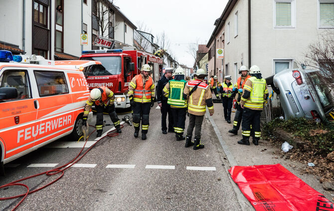 Mit Pkw gegen Hauswand gekracht - Bild 08_12