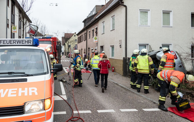 Mit Pkw gegen Hauswand gekracht - Bild 07_13
