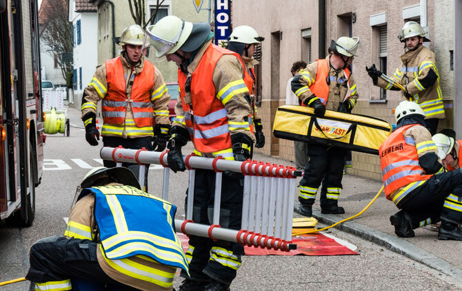Mit Pkw gegen Hauswand gekracht - Bild 06_14