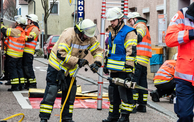 Mit Pkw gegen Hauswand gekracht - Bild 05_15