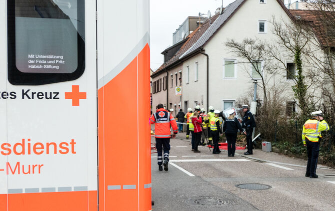 Mit Pkw gegen Hauswand gekracht - Bild 04_16