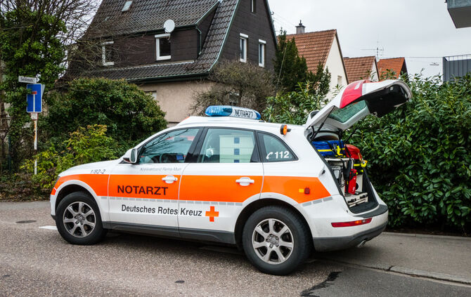 Mit Pkw gegen Hauswand gekracht - Bild 03_17