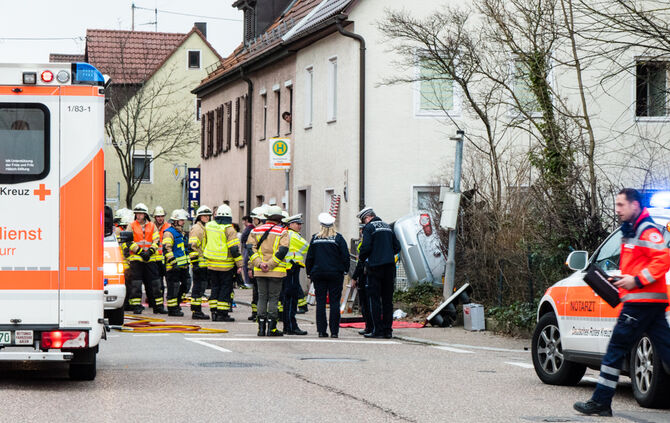 Mit Pkw gegen Hauswand gekracht - Bild 02_18