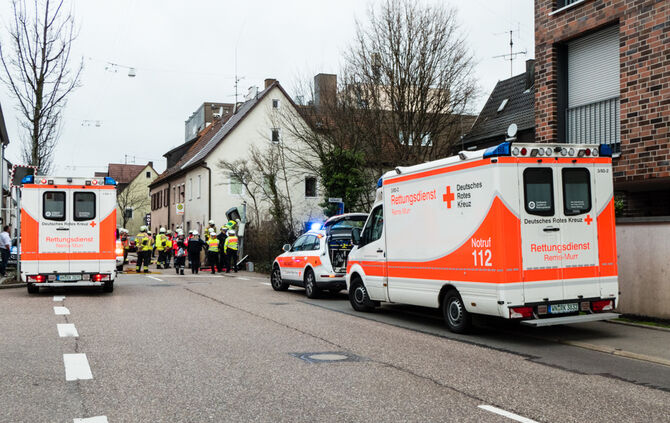 Mit Pkw gegen Hauswand gekracht - Bild 01_19