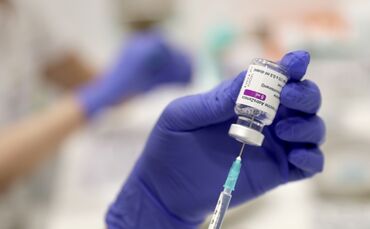 Impfstoff astrazeneca spritze aufziehen impfen symbol symbolbild symbolfoto