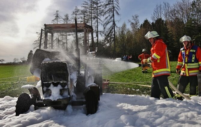 Kaisersbach: Traktor brennt auf Feld aus - Feuerwehr loescht mit grossen Schaummassen die Flammen
