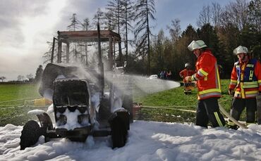 Kaisersbach: Traktor brennt auf Feld aus - Feuerwehr loescht mit grossen Schaummassen die Flammen