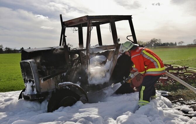 Kaisersbach: Traktor brennt auf Feld aus - Feuerwehr loescht mit grossen Schaummassen die Flammen