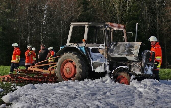 Kaisersbach: Traktor brennt auf Feld aus - Feuerwehr loescht mit grossen Schaummassen die Flammen
