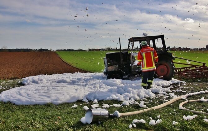 Kaisersbach: Traktor brennt auf Feld aus - Feuerwehr loescht mit grossen Schaummassen die Flammen