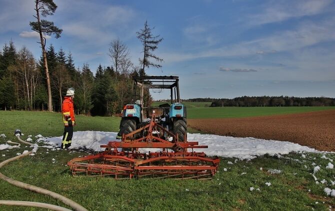 Kaisersbach: Traktor brennt auf Feld aus - Feuerwehr loescht mit grossen Schaummassen die Flammen