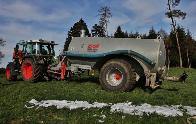 Kaisersbach: Traktor brennt auf Feld aus - Feuerwehr loescht mit grossen Schaummassen die Flammen
