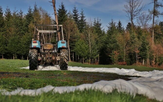 Kaisersbach: Traktor brennt auf Feld aus - Feuerwehr loescht mit grossen Schaummassen die Flammen