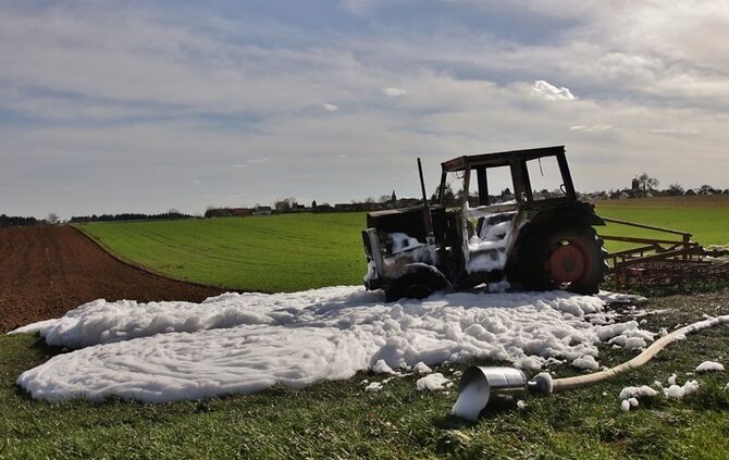 Kaisersbach: Traktor brennt auf Feld aus - Feuerwehr loescht mit grossen Schaummassen die Flammen