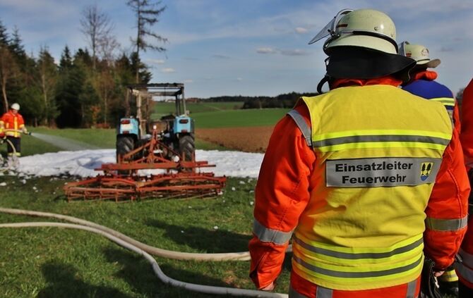 Kaisersbach: Traktor brennt auf Feld aus - Feuerwehr loescht mit grossen Schaummassen die Flammen